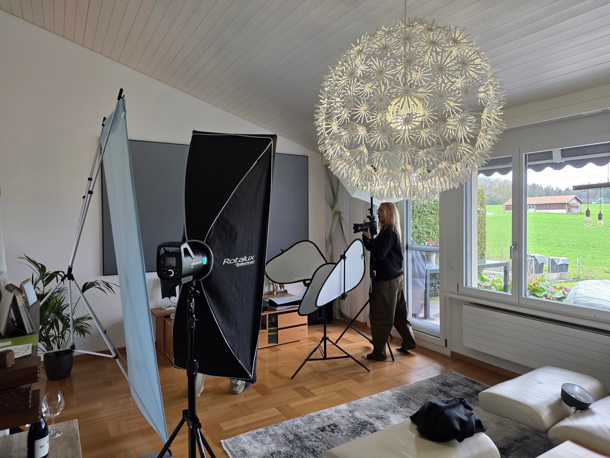 Hier entsteht unser Gsell Fenster Kinospot. 🎬

Unsere Fotografin Ana Kontoulis in Hochform – mit vollem Einsatz und dem richtigen Blick fürs perfekte Bild. 📸😉

Herzlichen Dank, Ana, für deine Kreativität, deine Ideen und die tolle Zusammenarbeit!