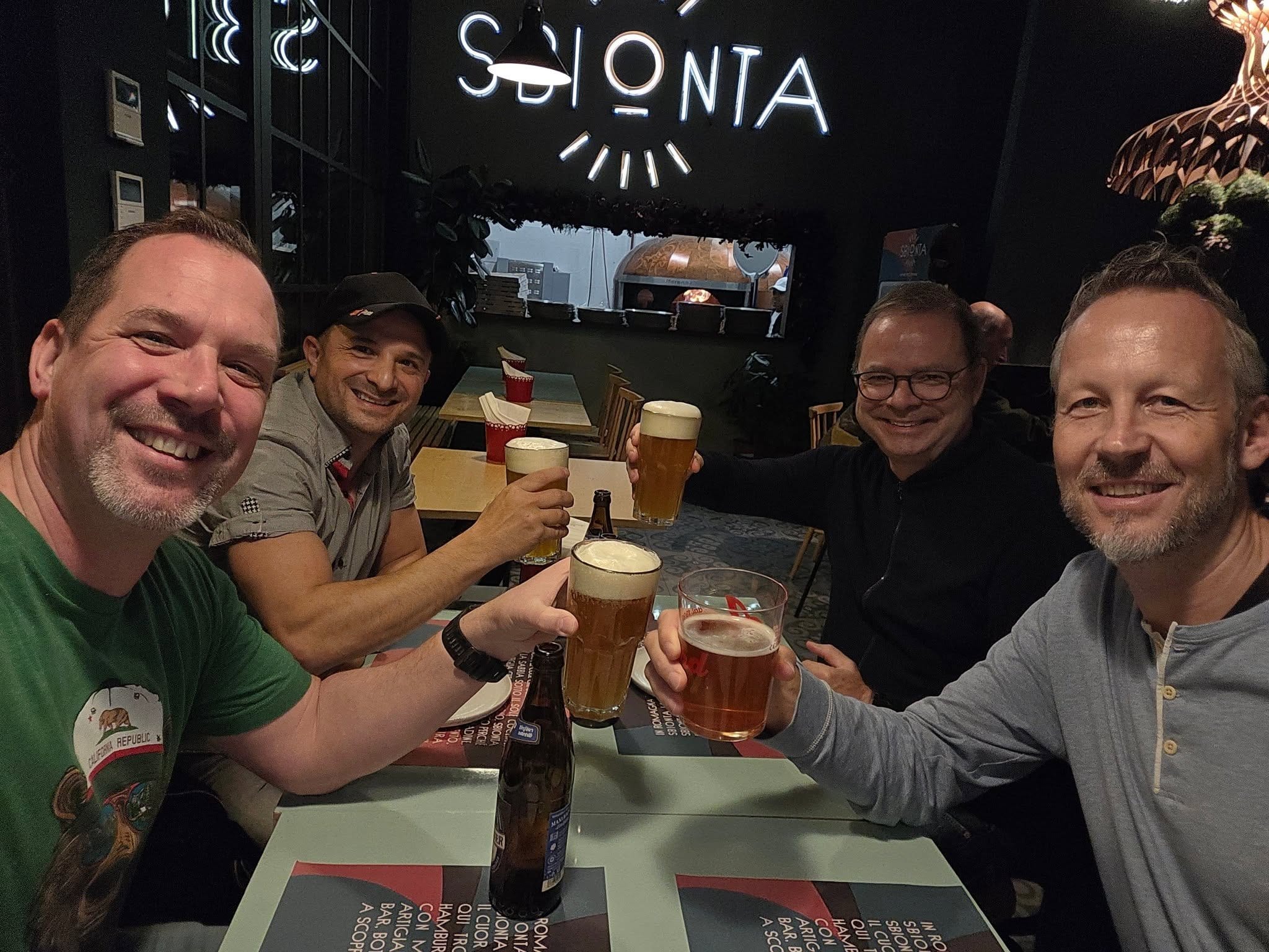 Erster Abend vor der Abnahme der neuen Maschine in Rimini. Massimo Valt unser Maschinist, Thomas Spleiss unser 3E Profi, Daniel Ott der Chef von SCM Schweiz und ich